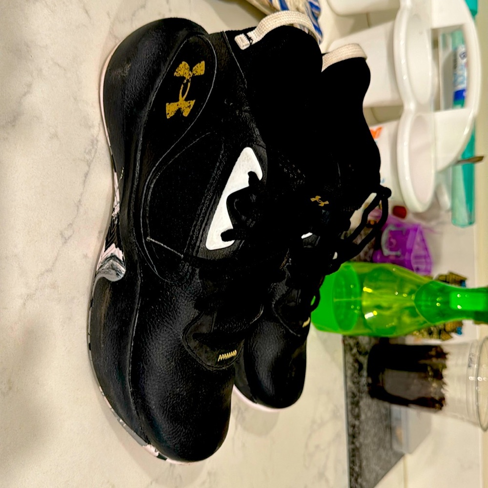 Under Armour Boys Basketball Sneakers 6Y